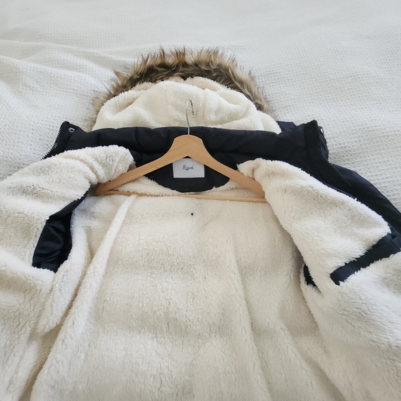 Black Puffer Jacket with Faux Fur Hood and Insulated Design - Picture 6 of 6